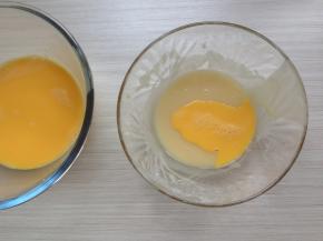 拌好的蛋黄液，分两次加入到面粉糊里。每拌好一次再加入另一次