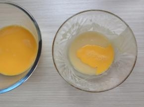 拌好的蛋黄液，分两次加入到面粉糊里。每拌好一次再加入另一次