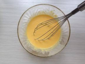 拌好的蛋黄糊呈流动状态