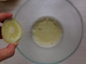 蛋清加入柠檬汁，用电动打蛋器打起粗泡