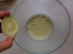 蛋清加入柠檬汁，用电动打蛋器打起粗泡