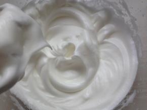 细砂糖分三次加入蛋清里，打发至有小弯钩的状态