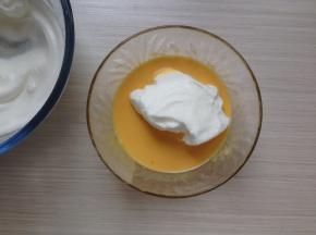 取三分之一打发好的蛋白霜到蛋黄糊里