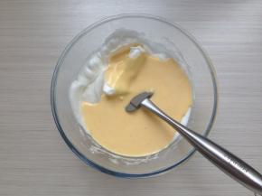 用刮刀翻拌均匀，然后倒回剩余的蛋白霜里，用同样的手法翻拌均匀