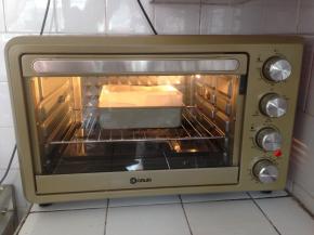 烤盘里装热水，放烤箱最下面一层，模具放烤架上，放倒数第二层。烘烤50分钟