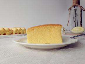 烤好的蛋糕，不用倒扣，放凉切片即可。多柔软细腻的蛋糕