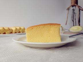 烤好的蛋糕，不用倒扣，放凉切片即可。多柔软细腻的蛋糕