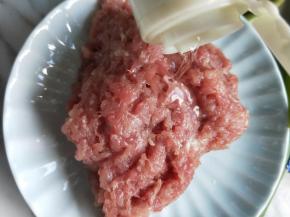 肉末加入料酒。