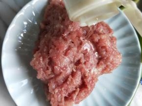 肉末加入料酒。