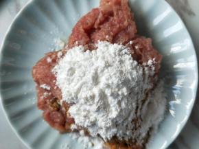 加入淀粉，搅拌均匀，腌制十分钟。