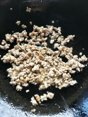 油锅加热，炒肉末。