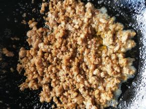 加入适量老抽调色。