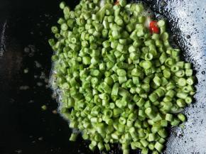 继续炒配菜葱姜蒜，加豆角。