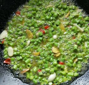 加入适量水煮熟。