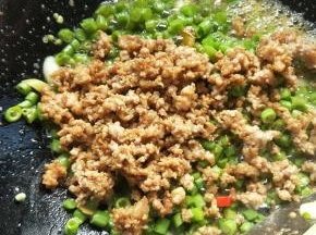 再加入肉末。