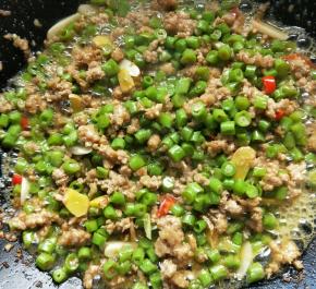 放盐搅拌均匀出锅即可。