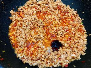 肉糜变色后加入白糖和蚝油调味