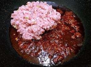 加入猪肉糜，快速滑散