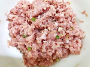 搅拌均匀后再用筷子朝一个方向搅拌2分钟备用