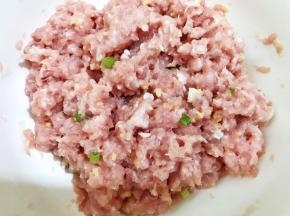 搅拌均匀后再用筷子朝一个方向搅拌2分钟备用