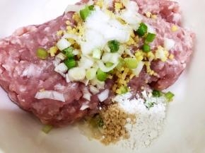 加入盐，鸡粉和红薯淀粉（盐不要太多，后面的郫县豆瓣酱很咸）