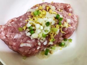 碗里加入猪肉糜，姜末和葱白末