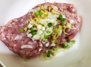 碗里加入猪肉糜，姜末和葱白末