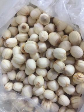 撕开莲蓬，把莲子的外皮剥掉。