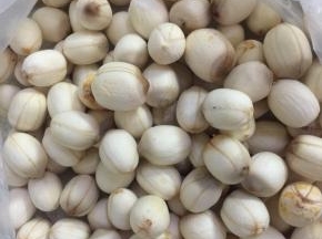 撕开莲蓬，把莲子的外皮剥掉。