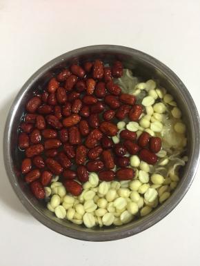 加入适量的水。（水不要太满，刚好没过电压力锅内胆最高刻度线即可。）