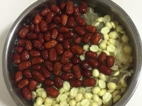 加入适量的水。（水不要太满，刚好没过电压力锅内胆最高刻度线即可。）