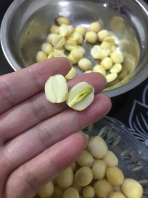 把莲子掰开取出莲心。（想要莲子完整的也可以用牙签把莲心顶出来。）