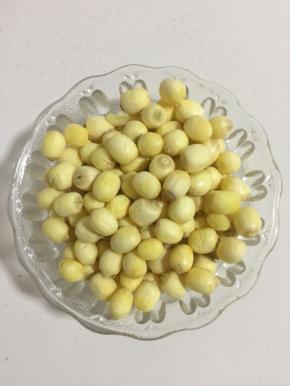 依次把所有的莲子褪完皮。