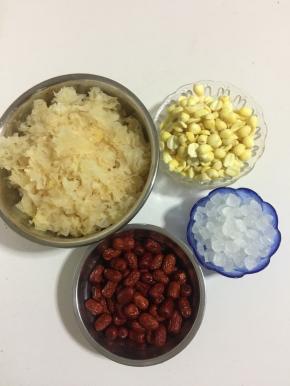 准备好所需的材料：
银耳提前用温水泡发好，把银耳蒂去掉，撕成小朵备用，莲子和红枣清洗干净沥干水分，冰糖称好备用。