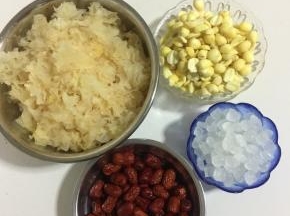 准备好所需的材料：
银耳提前用温水泡发好，把银耳蒂去掉，撕成小朵备用，莲子和红枣清洗干净沥干水分，冰糖称好备用。