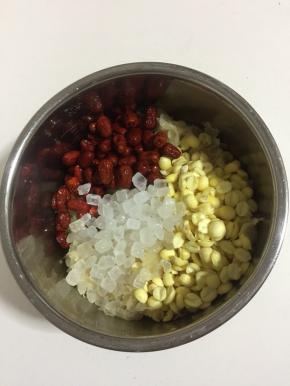 把所有的食材放进高压锅内胆中。