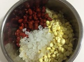 把所有的食材放进高压锅内胆中。