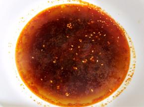 水再次滚开后舀两勺到面碗里