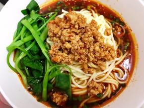 舀两大勺红油肉臊