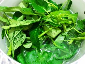 用锅里的水把菜焯熟
