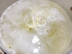 烧一宽锅水，水滚开后加入碱水面搅散