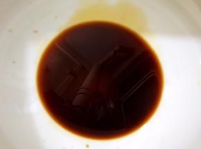 面碗里加入生抽和香醋