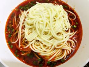 煮至面条无硬芯后捞出放入面碗里