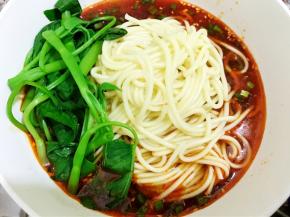 焯熟的菜摆入碗里