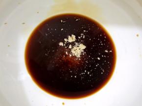 加入鸡粉，糖和盐