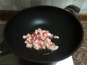 放入五花肉煸炒至金黄色。