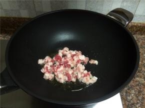 放入五花肉煸炒至金黄色。