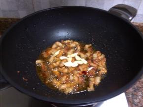 放入大蒜片翻炒10秒。