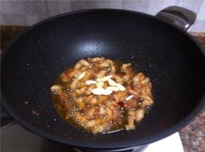 放入大蒜片翻炒10秒。
