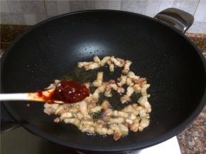 放入一勺豆瓣酱翻炒10秒。